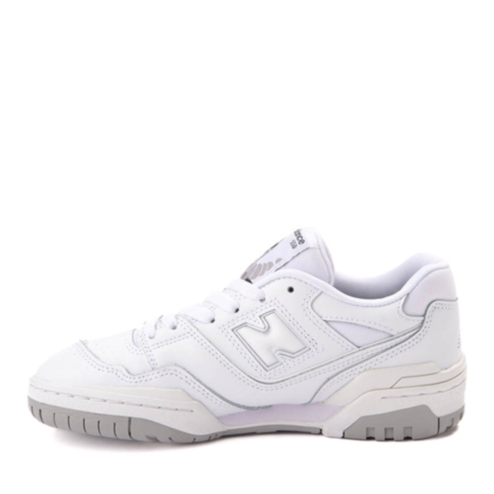 New Balance Big Kid/women 550s in grey and white sneakers (men’s 4, women 6).